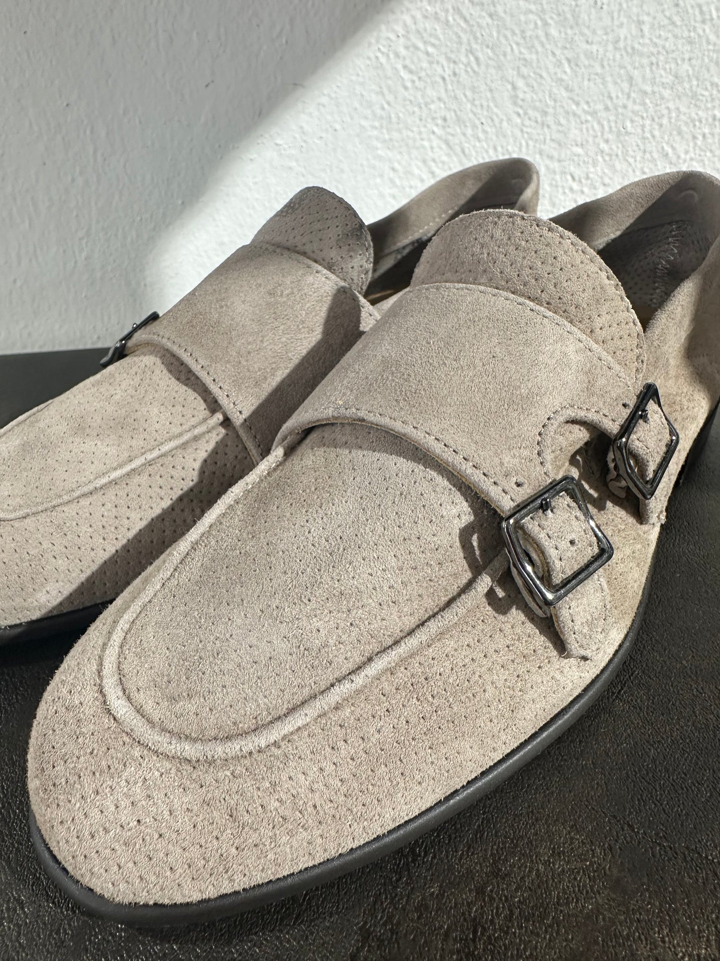 Mocassino doppia fibbia in pelle microforata